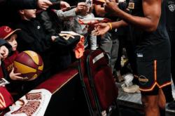 哈登回归赛场，回归赛场首场状态亮眼，日本队观众沸腾！的简单介绍