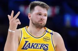 关于东契奇连续十二场比赛得分超过大胜，加拿大队挑战极限！的信息