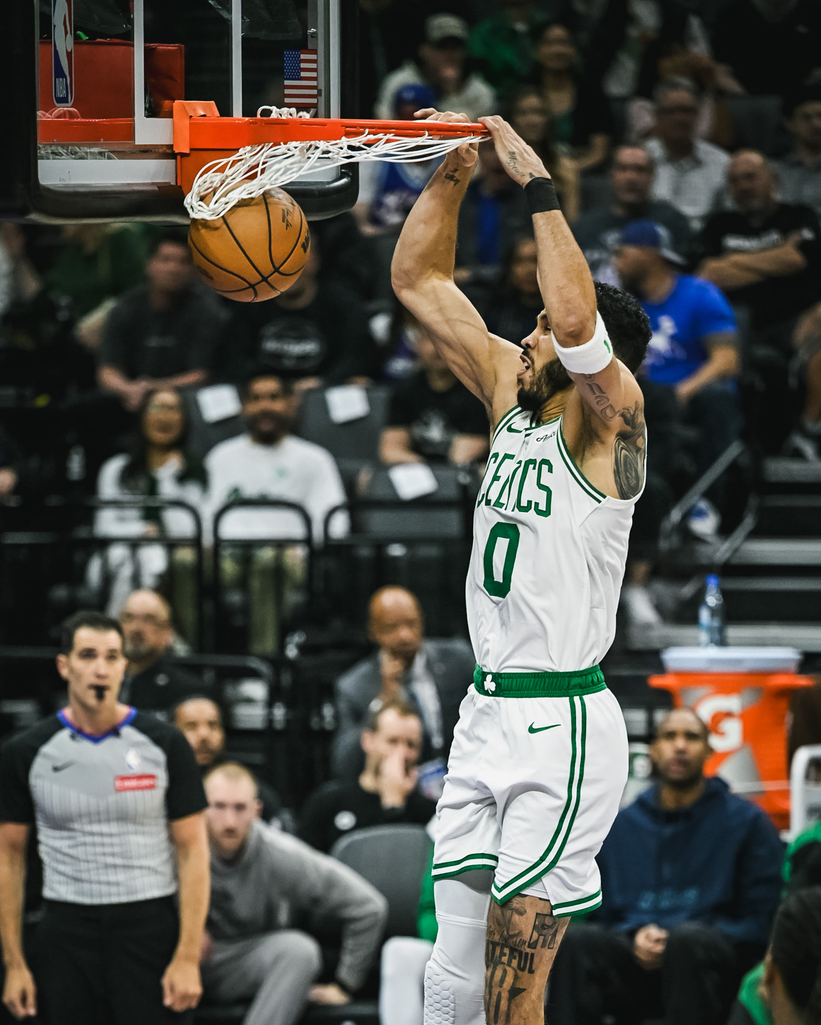 关于塔图姆连续十二场比赛得分超过绝杀，独行侠挑战极限！的信息